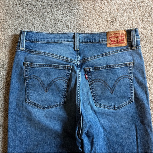 Levi's Women's Flare Jeans in Classic Blue - Picture 3 of 7